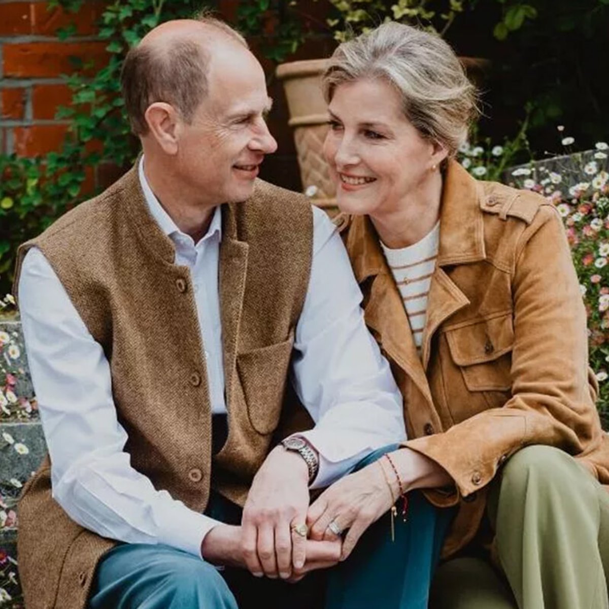 エリザベス女王最愛の末息子エドワード王子、銀婚式に写真を投稿。