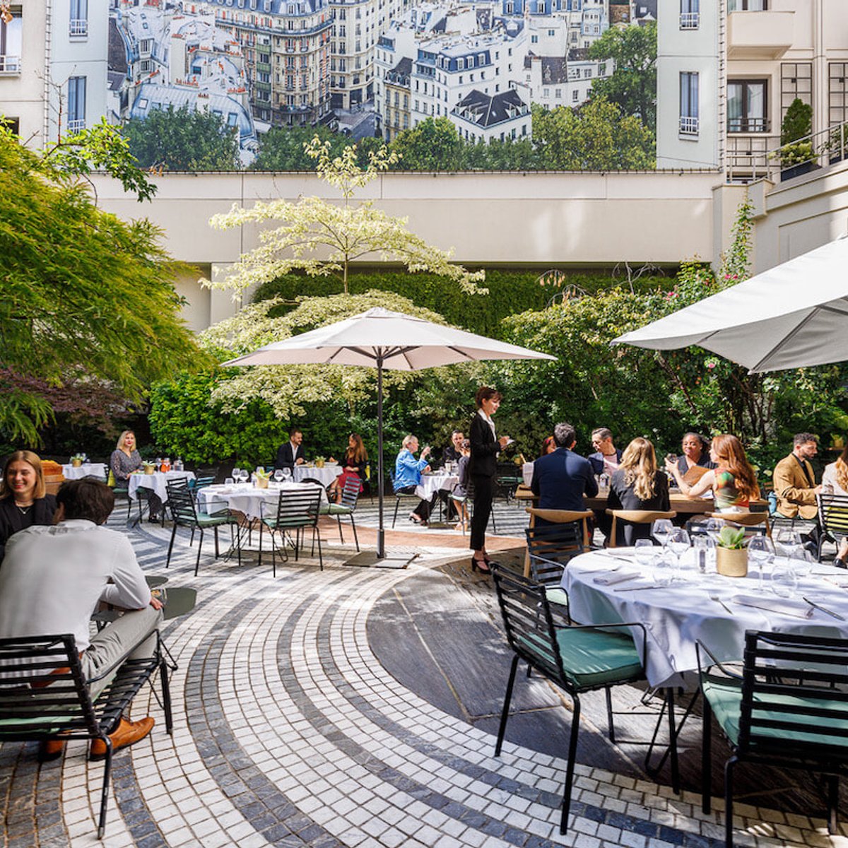 緑あふれるパティオ！ ジャルダン・プリヴェでシンプルなグリル料理を。