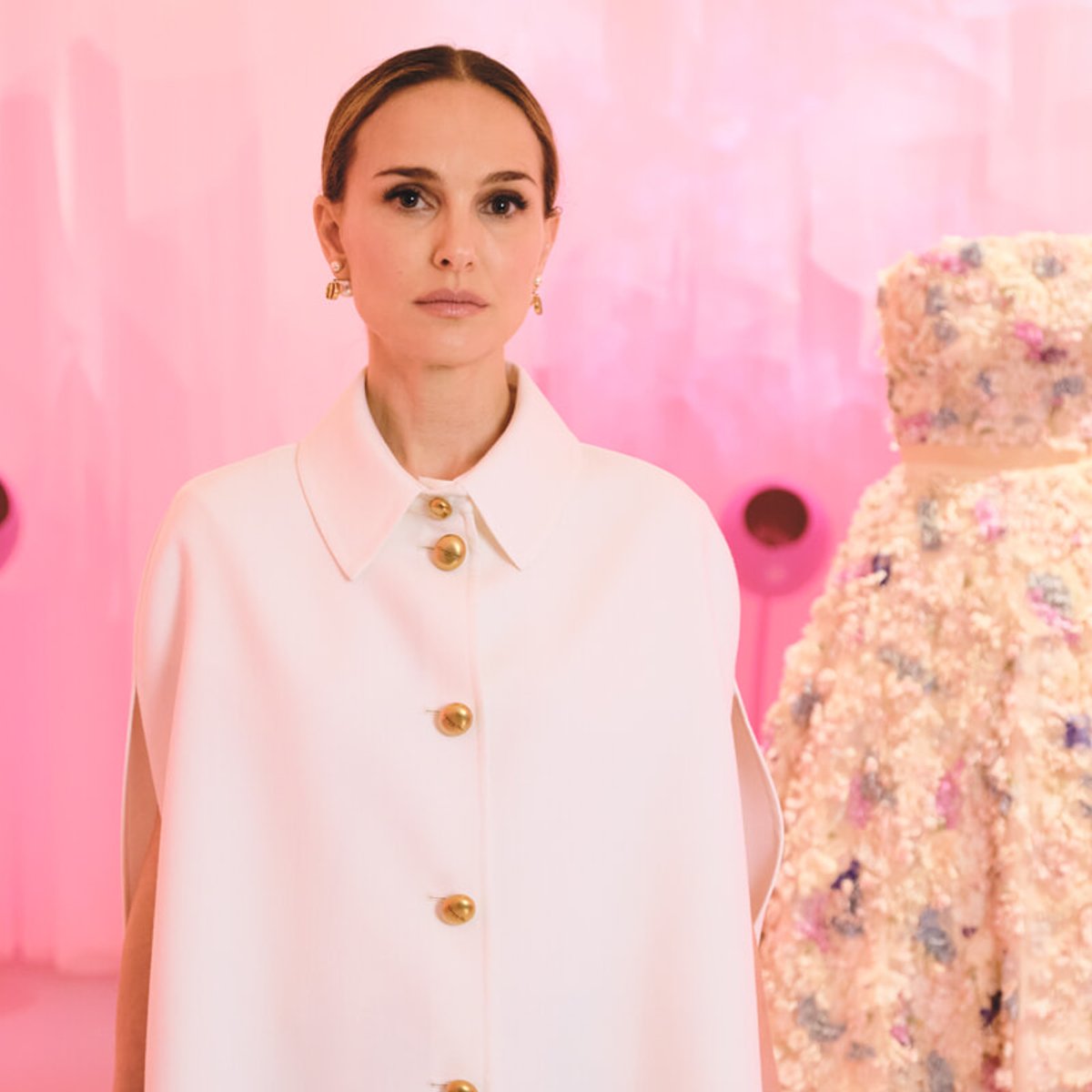 ナタリー・ポートマンが感じた『ミス ディオール展覧会』の魅力とは？