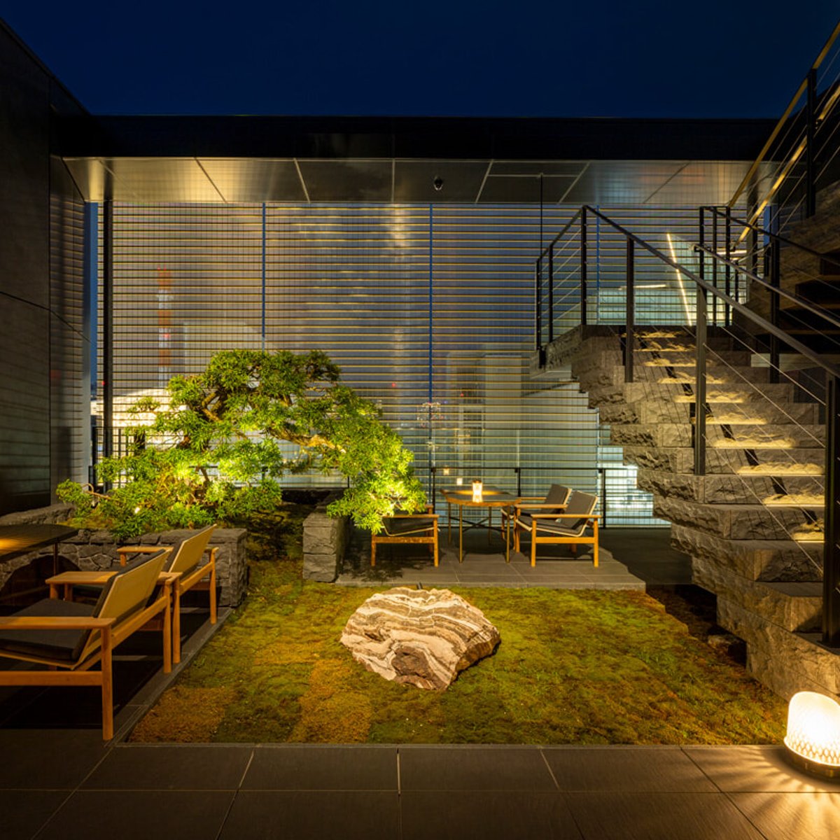 銀座ビューと美しいグラスに酔いしれる、大人のバーでワインを。