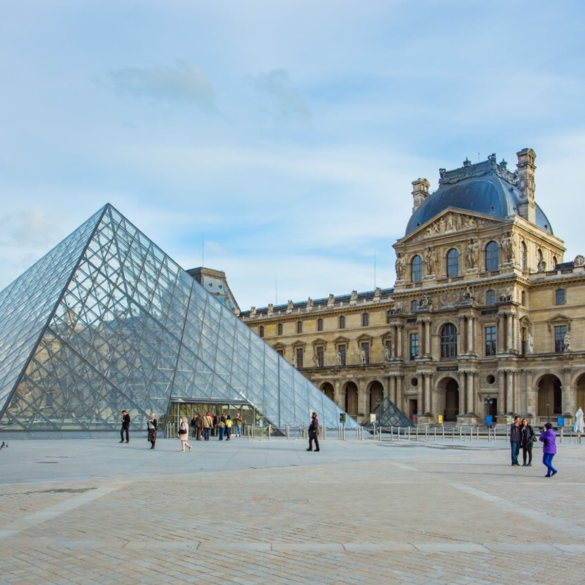 ルーヴル美術館に裸足で入ったセレブの投稿、波紋を呼ぶ。