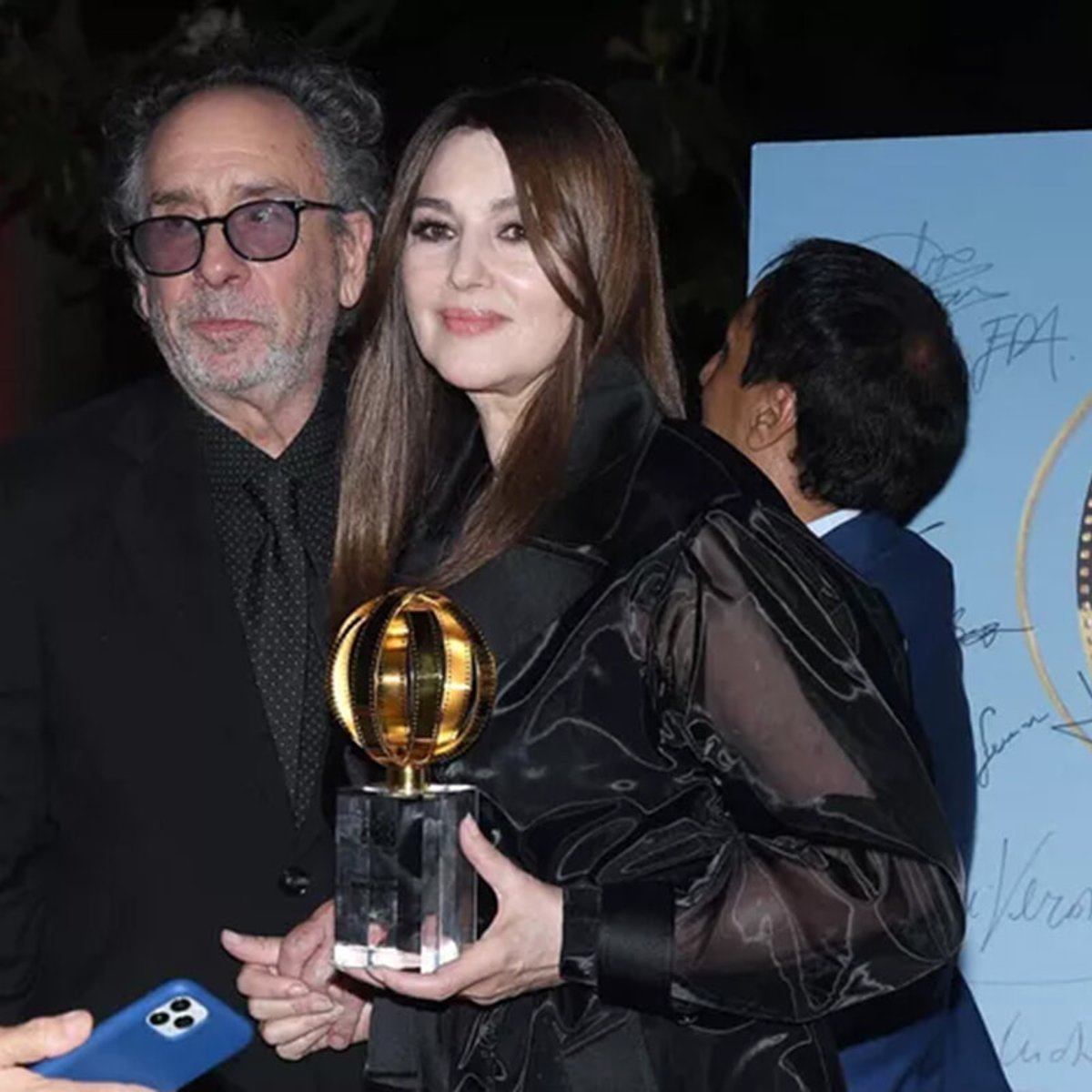 ティム・バートンとモニカ・ベルッチのカップル、真っ黒な服でローマに登場。