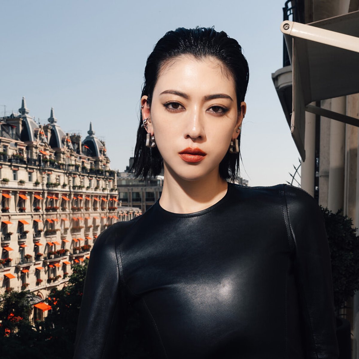 三吉彩花も出席！　デムナの革新的なモードが光るバレンシアガのクチュール世界。