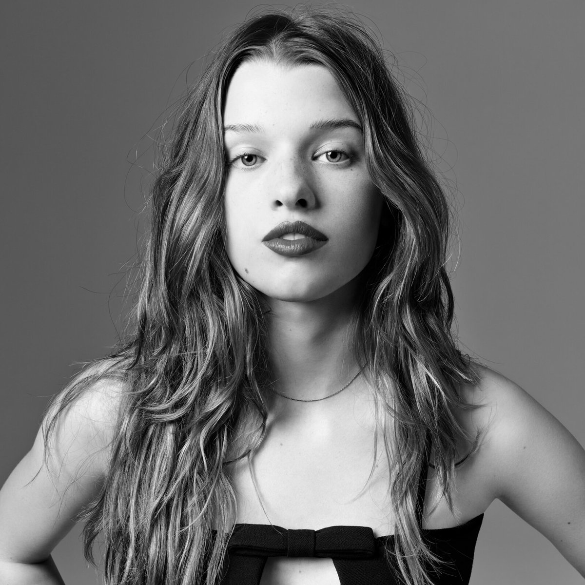 エヴァー・アンダーソン、若い頃の母ミラ・ジョヴォヴィッチそっくりな姿でセリーヌのキャンペーンに登場。