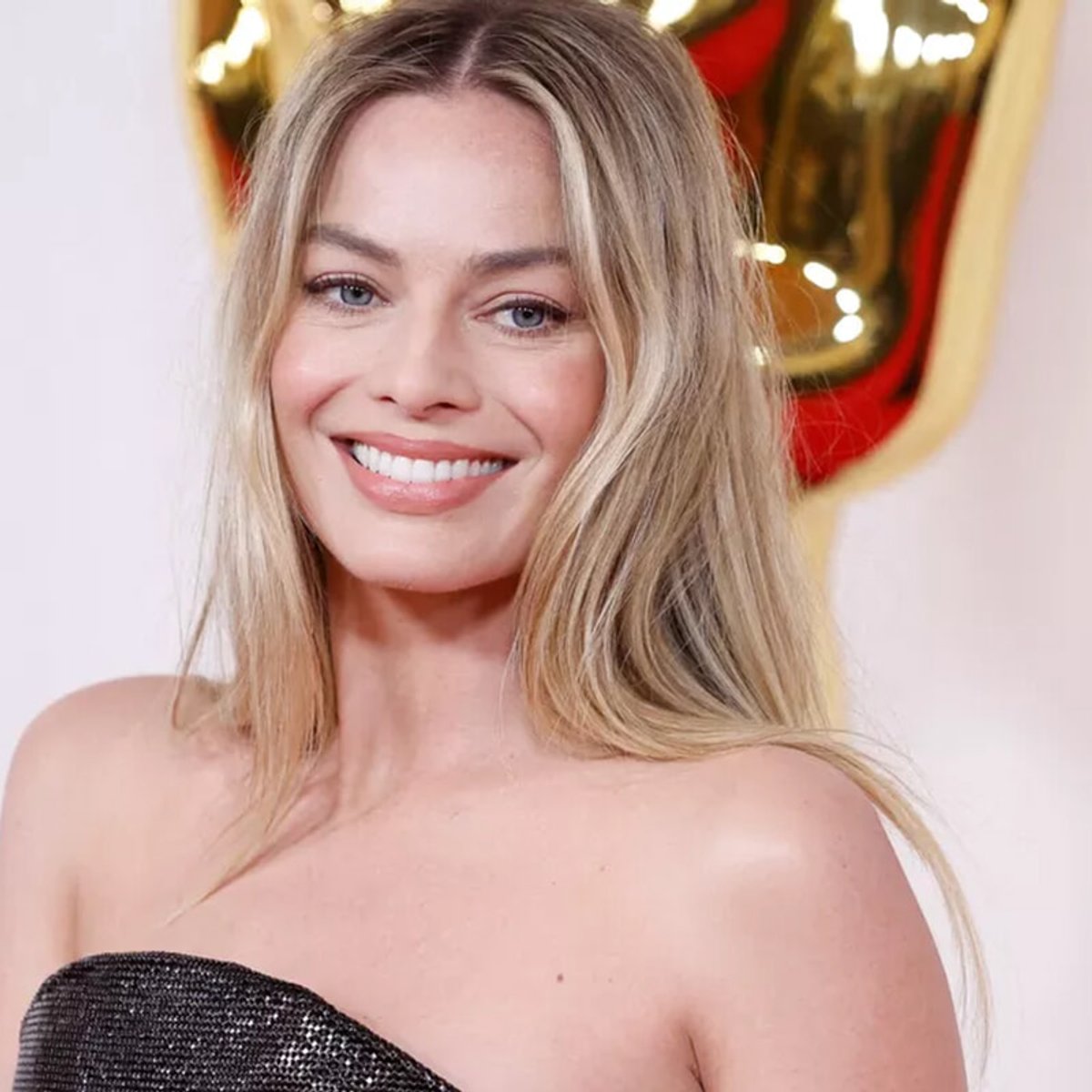 マーゴット・ロビー、第一子を妊娠！大きなお腹でコモ湖に登場。