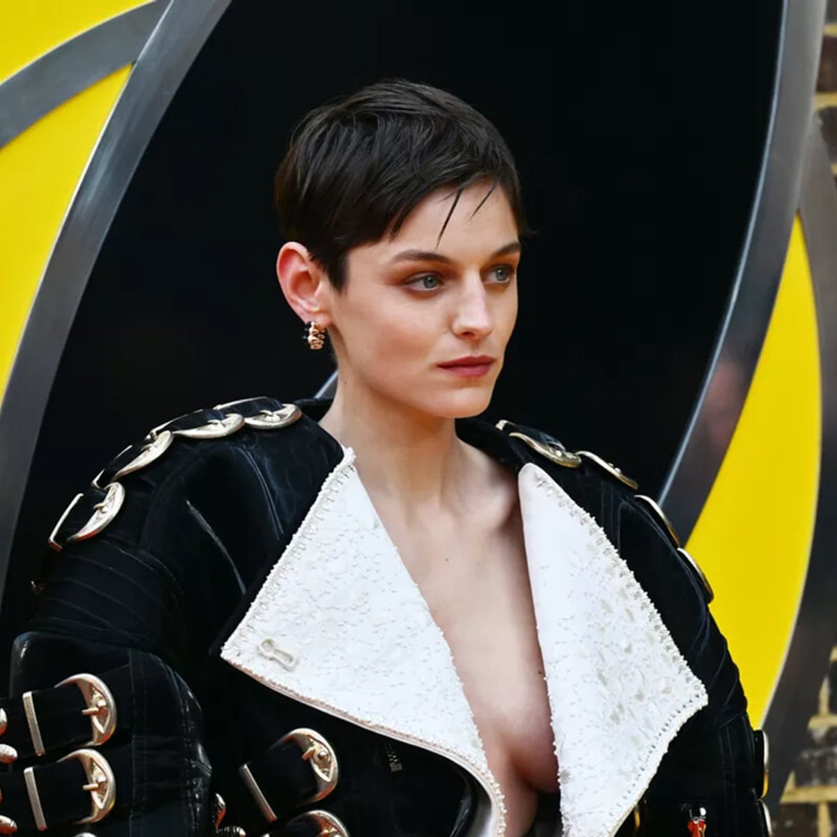 エマ・コリン、ライダースジャケットの下は何も纏わないファッションで登場し話題に！