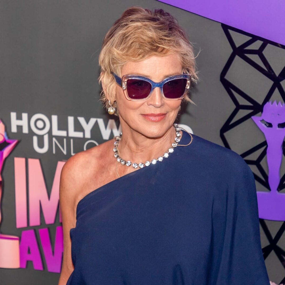 ランジェリーとハイヒールだけを身につけたシャロン・ストーン、『氷の微笑』のポーズを再現！