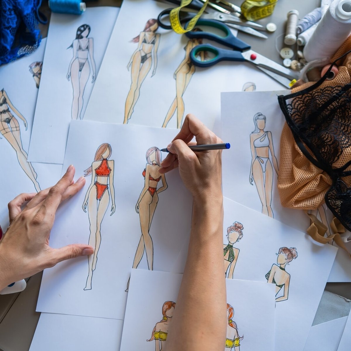 セレブの水着トレンド2024は、ちょっぴりレトロな着こなしが気分？！