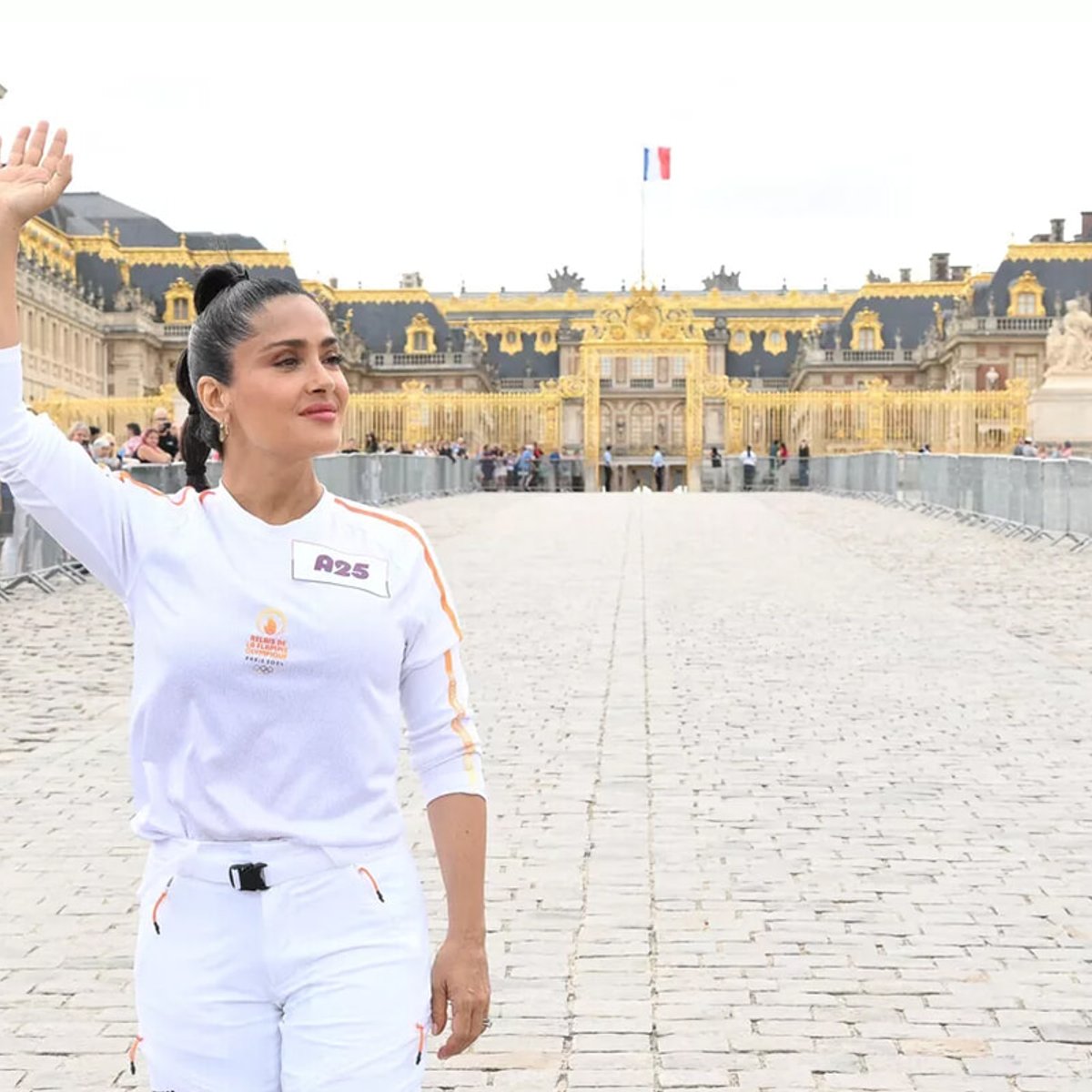 サルマ・ハエック、聖火をヴェルサイユ宮殿に運ぶメンバーに！