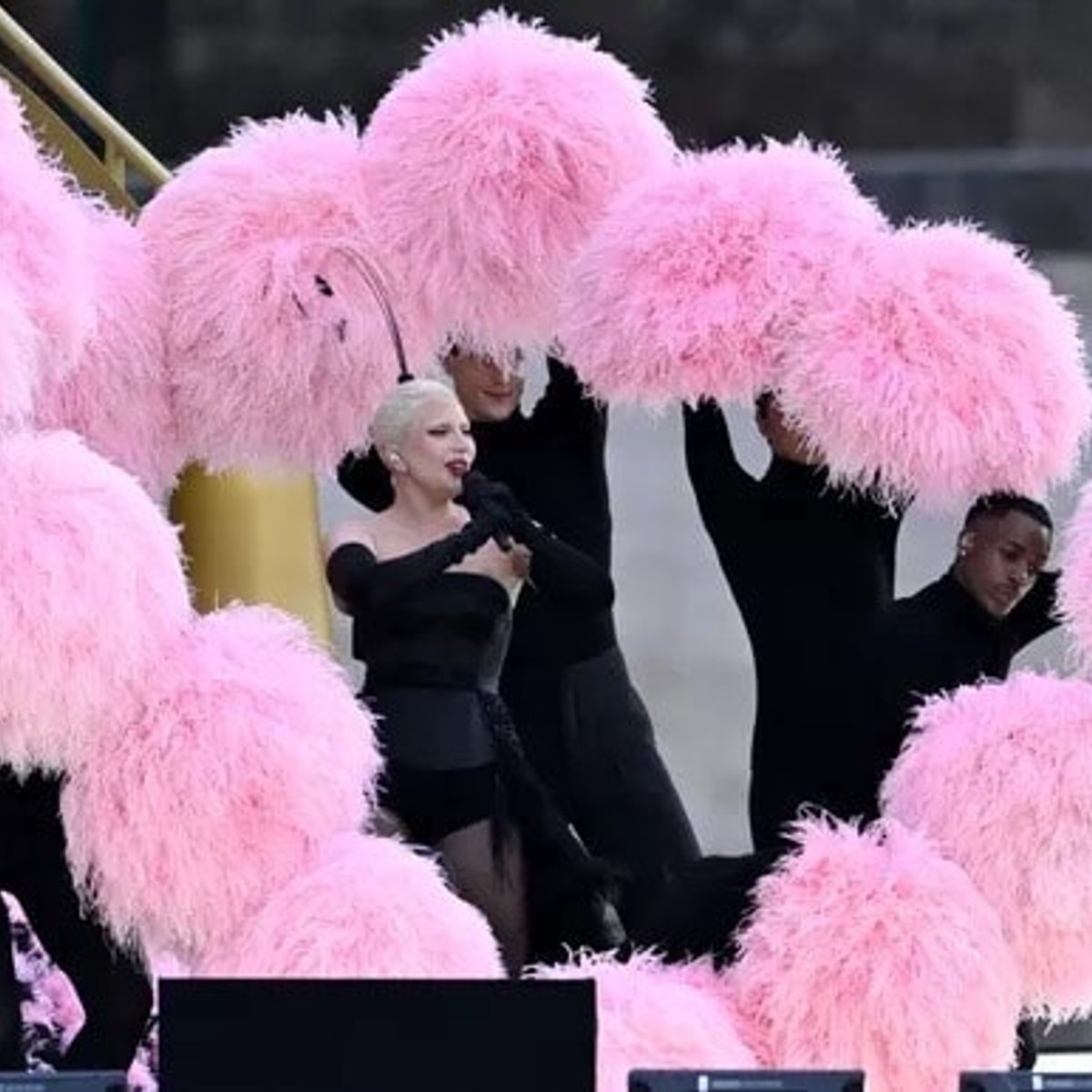 雨の中のオリンピック開会式、レディー・ガガのパフォーマンス中にダンサーが転倒する映像が話題に。