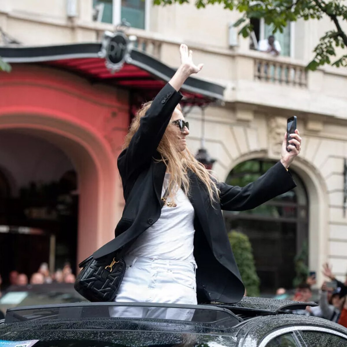 パリを離れるセリーヌ・ディオン、車の上からファンの声援に応える様子が話題に！