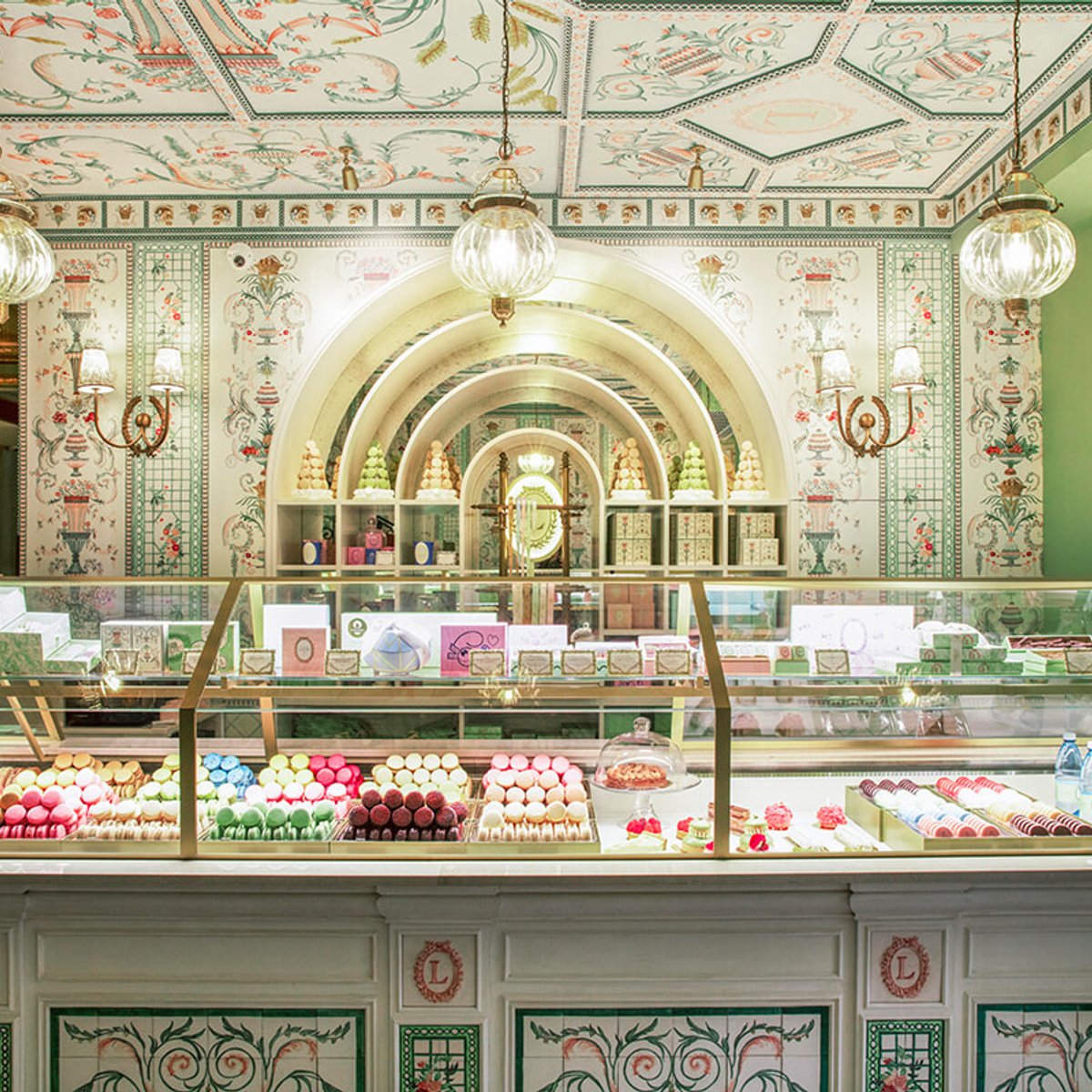 ラデュレ本店、コーデリア・ドゥ・カステラーヌによるニュールック。