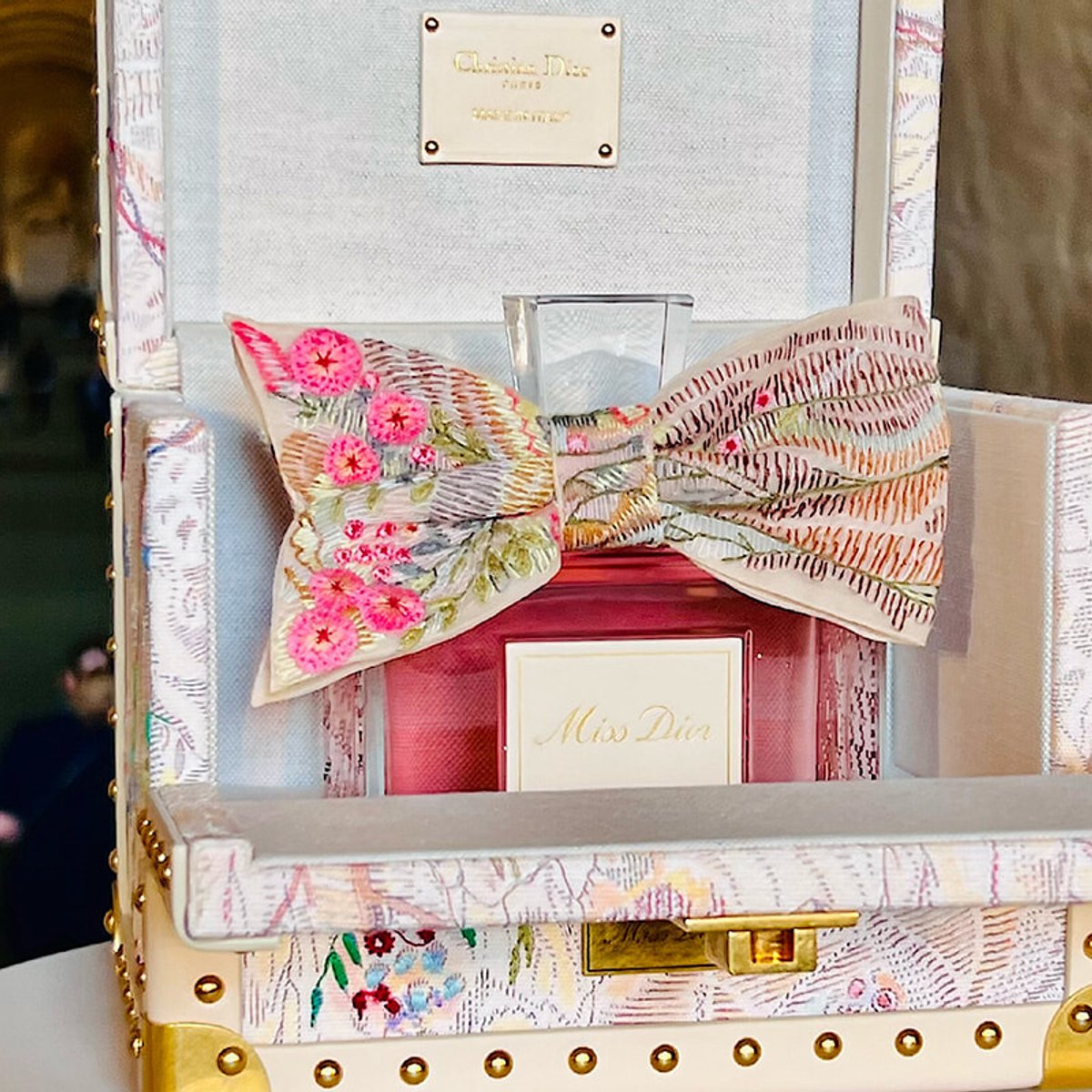 ヴェルサイユ宮殿、ミス ディオールの香りとエヴァ・ジョスパンの作品。