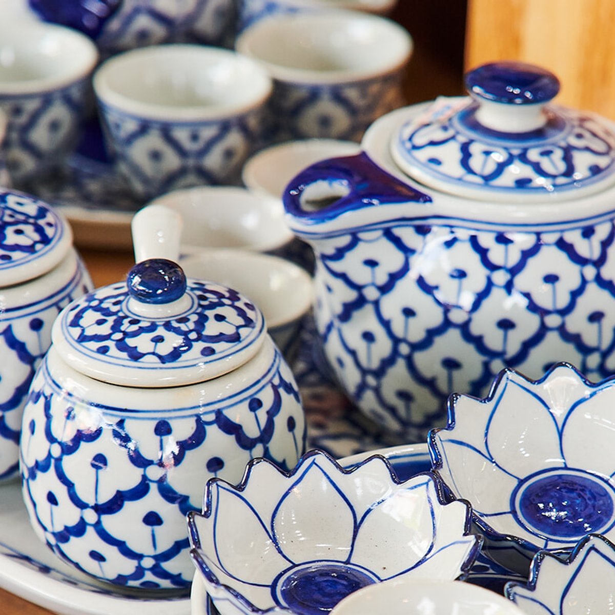 バンコクの週末マーケットで、タイ料理をおいしく魅せるうつわを探そう！