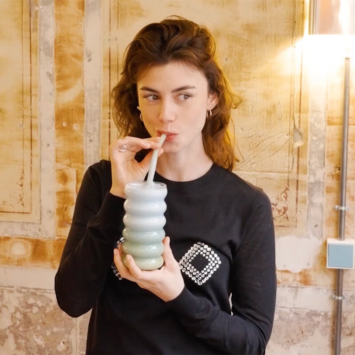 フォトジェニックなコラーゲン入りドリンクを、パリ9区のカフェで。