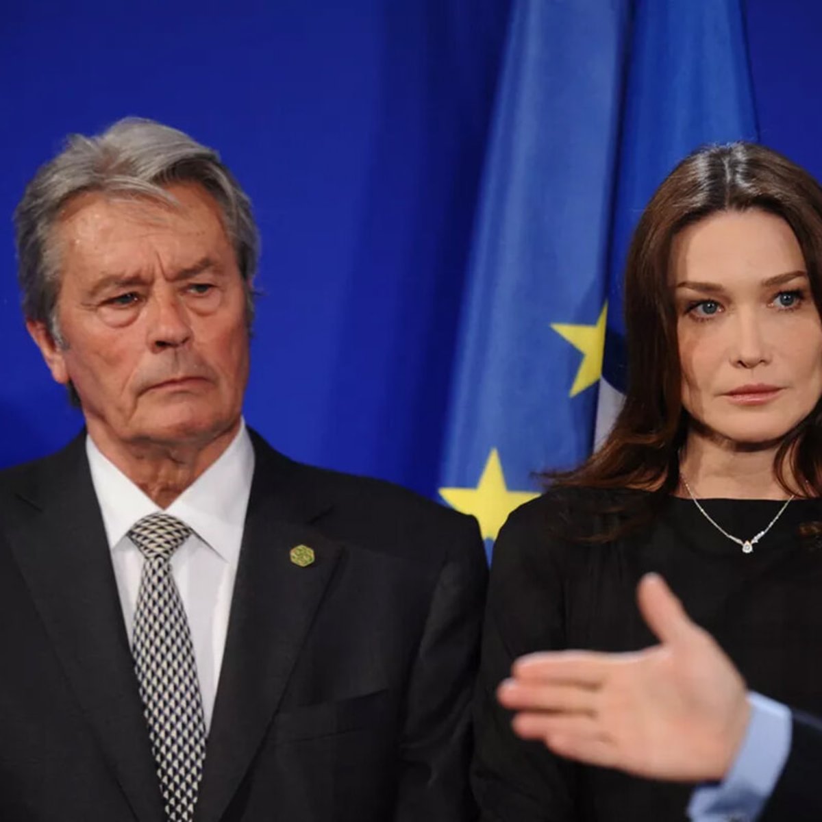 カーラ・ブルーニ、88歳で逝去したアラン・ドロンにメッセージ。