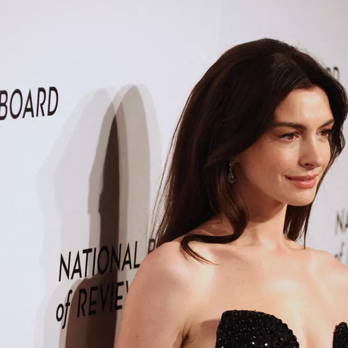 カラフルすぎるウェットスーツを着てダイビングするアン・ハサウェイが話題に。