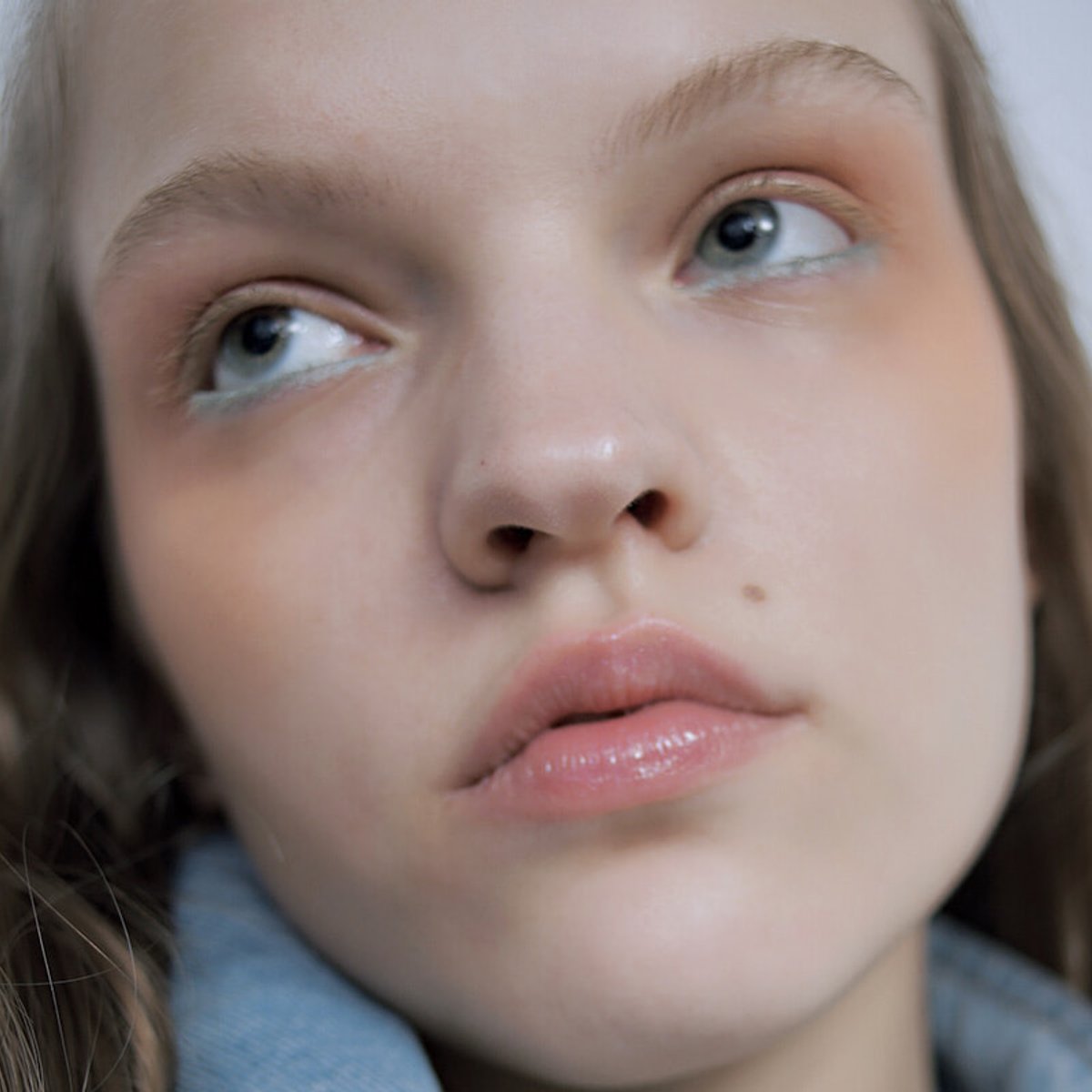 目周りをオレンジで染めてヘルシーに。チークでほんのり奔放ムード。