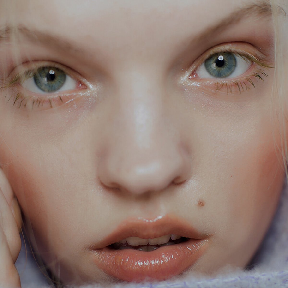 血色でじわっと頬が赤らむ「恥じらい」チークを演出。