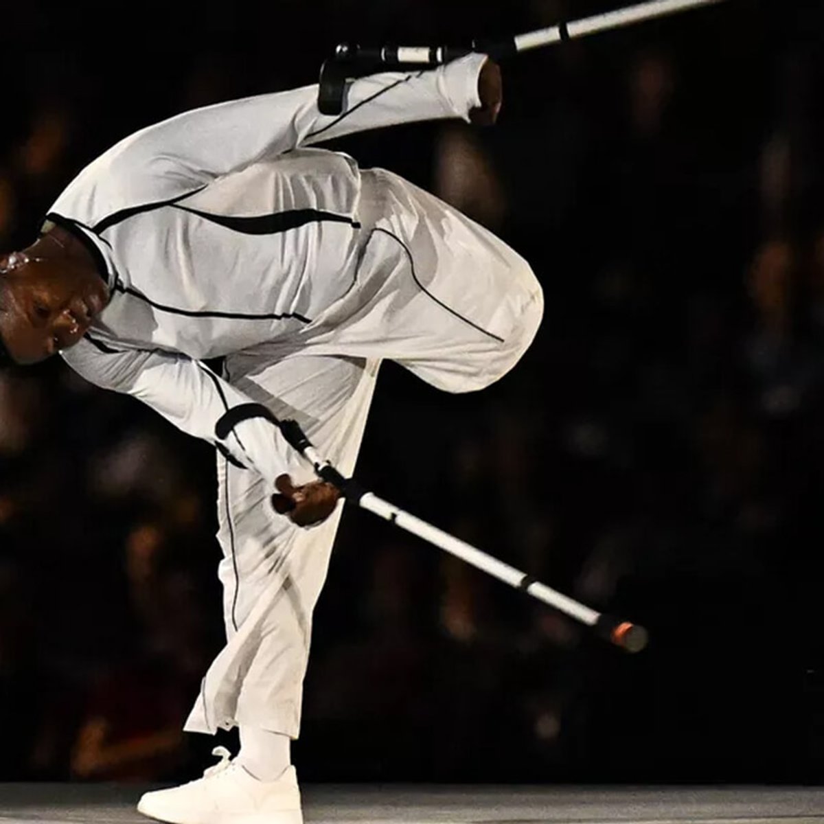 パラリンピック開会式で注目された片脚のダンサー、ムサ・モータとは？