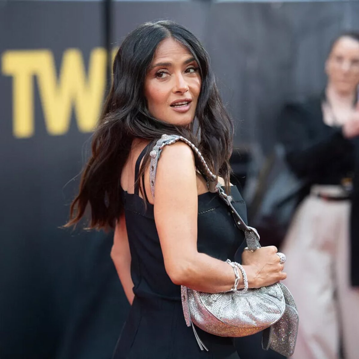 サルマ・ハエック、58歳の誕生日に何枚もの水着姿を投稿！