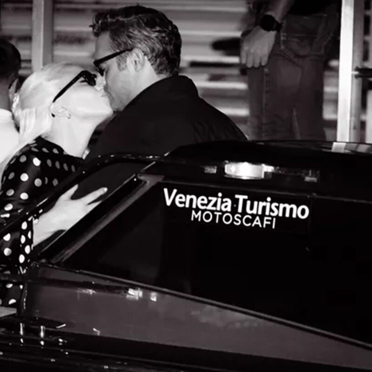 レディー・ガガ、ツノの生えた仮面とセクシーなドレスでヴェネツィア映画祭に降臨！