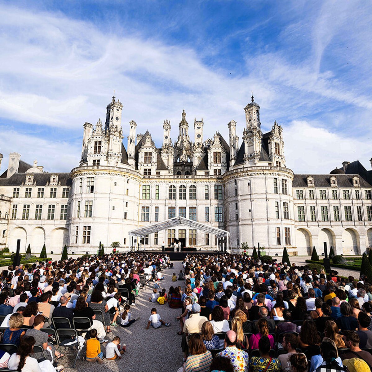 フランスの城を背景にエトワールが踊る！ ユーゴの企画は大成功。