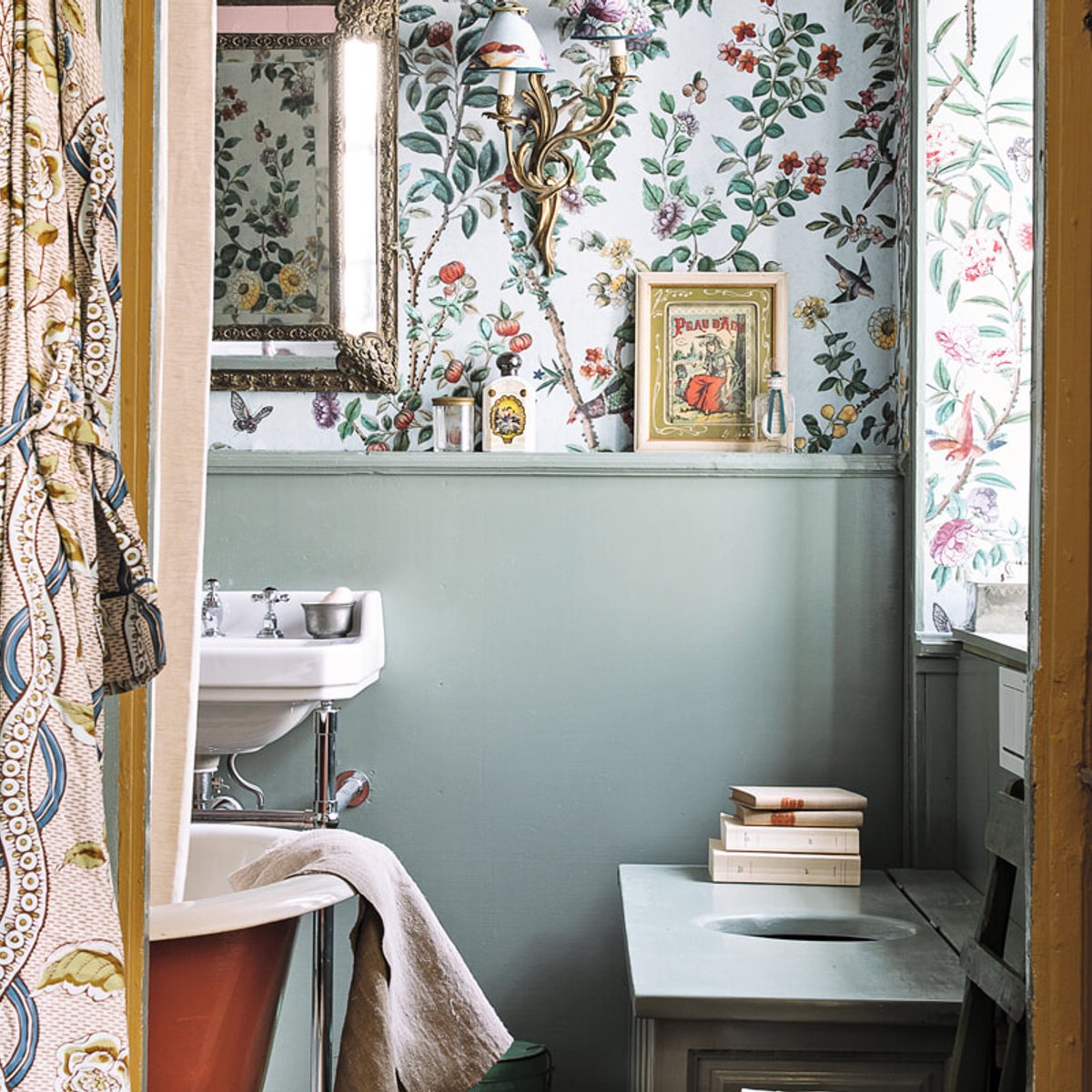 18世紀の邸宅を修復し、同時代の手法の壁紙で彩る。｜アーティストの別荘訪問（3）