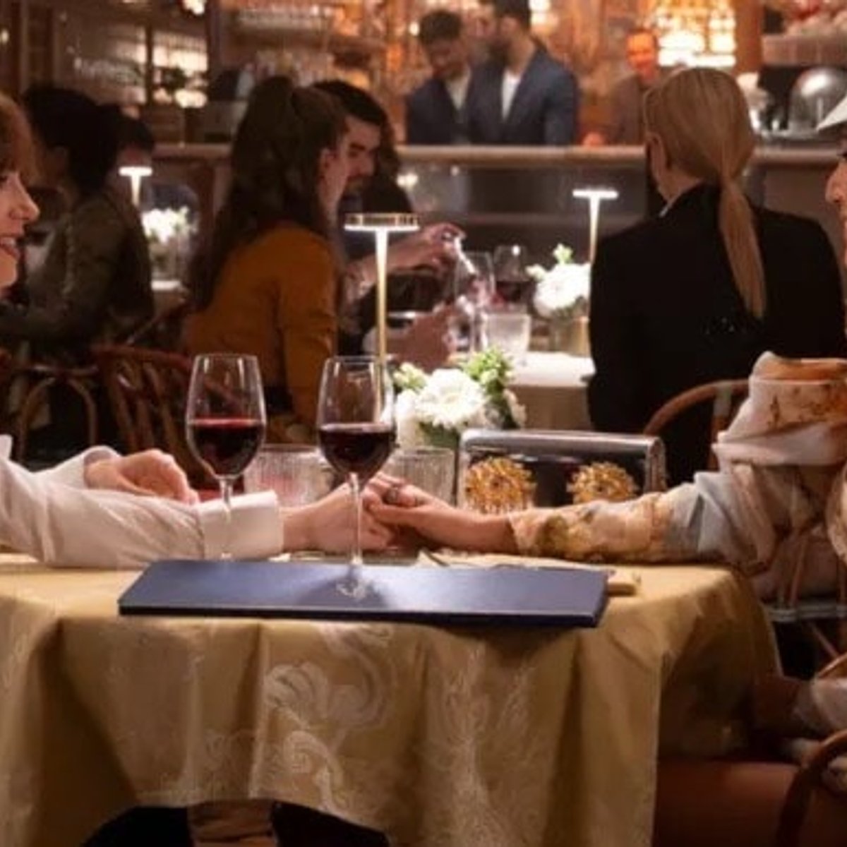 「エミリー、パリへ行く」、新シーズンで「ワインを飲む妊婦」のシーンが話題に。