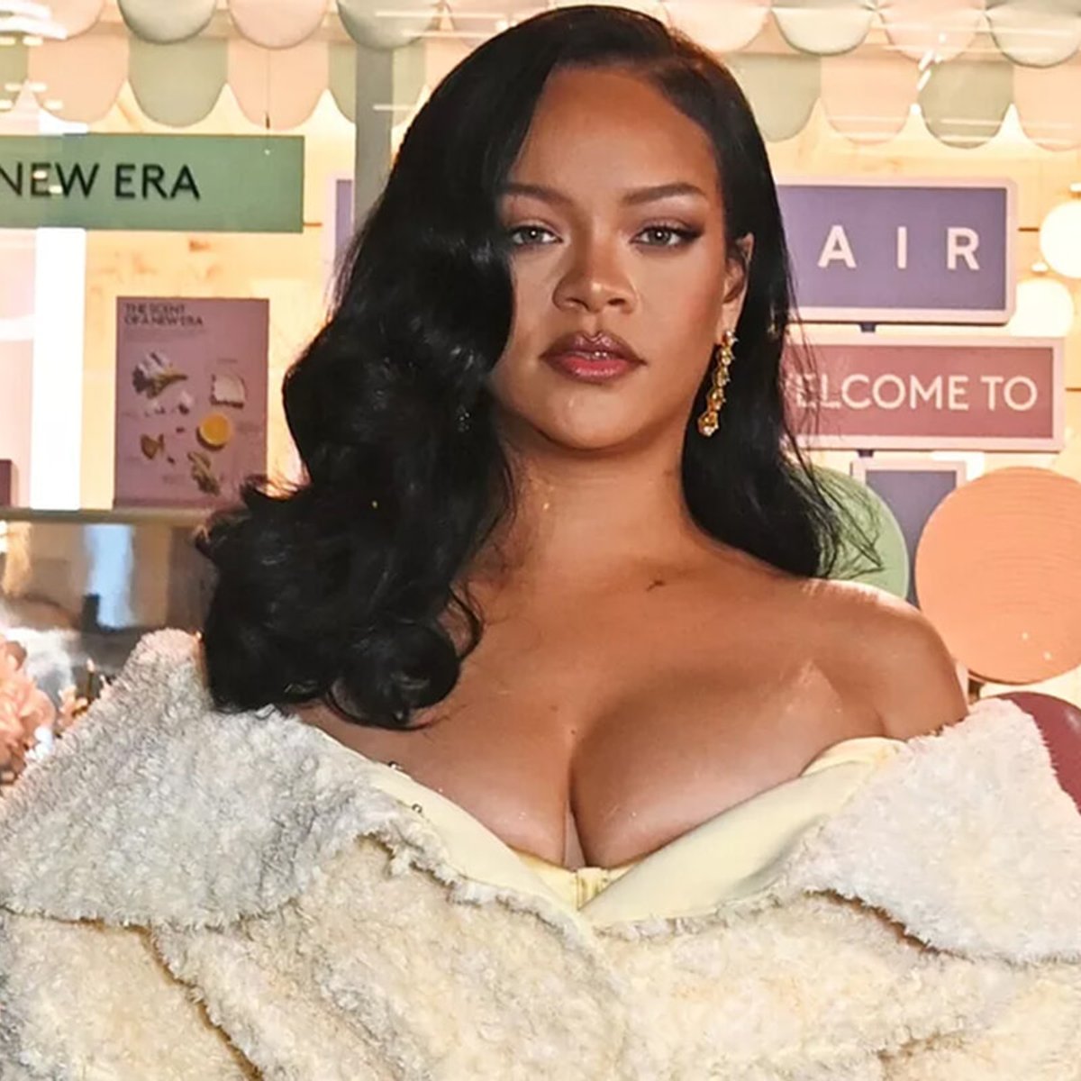 リアーナ、ジャックムスのバスローブ風ドレスを着て登場！