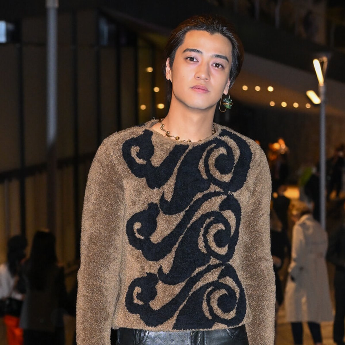 モードな装いで注目を集める。King & Prince 髙橋海人がエトロのコレクションに出席！