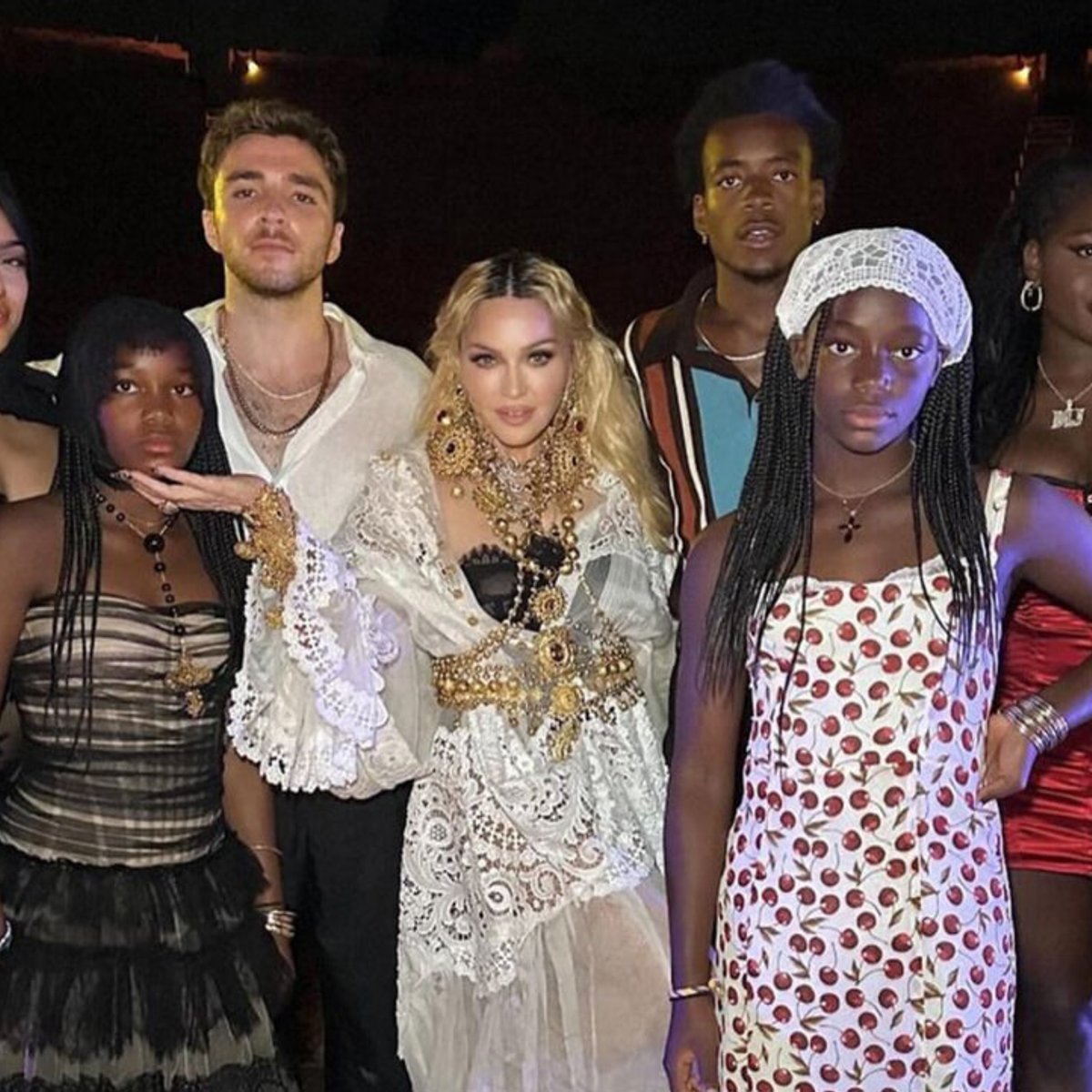 まるで３度目の結婚式のよう！ 66歳を祝うマドンナがバースデーに選んだ純白のドレスとは？