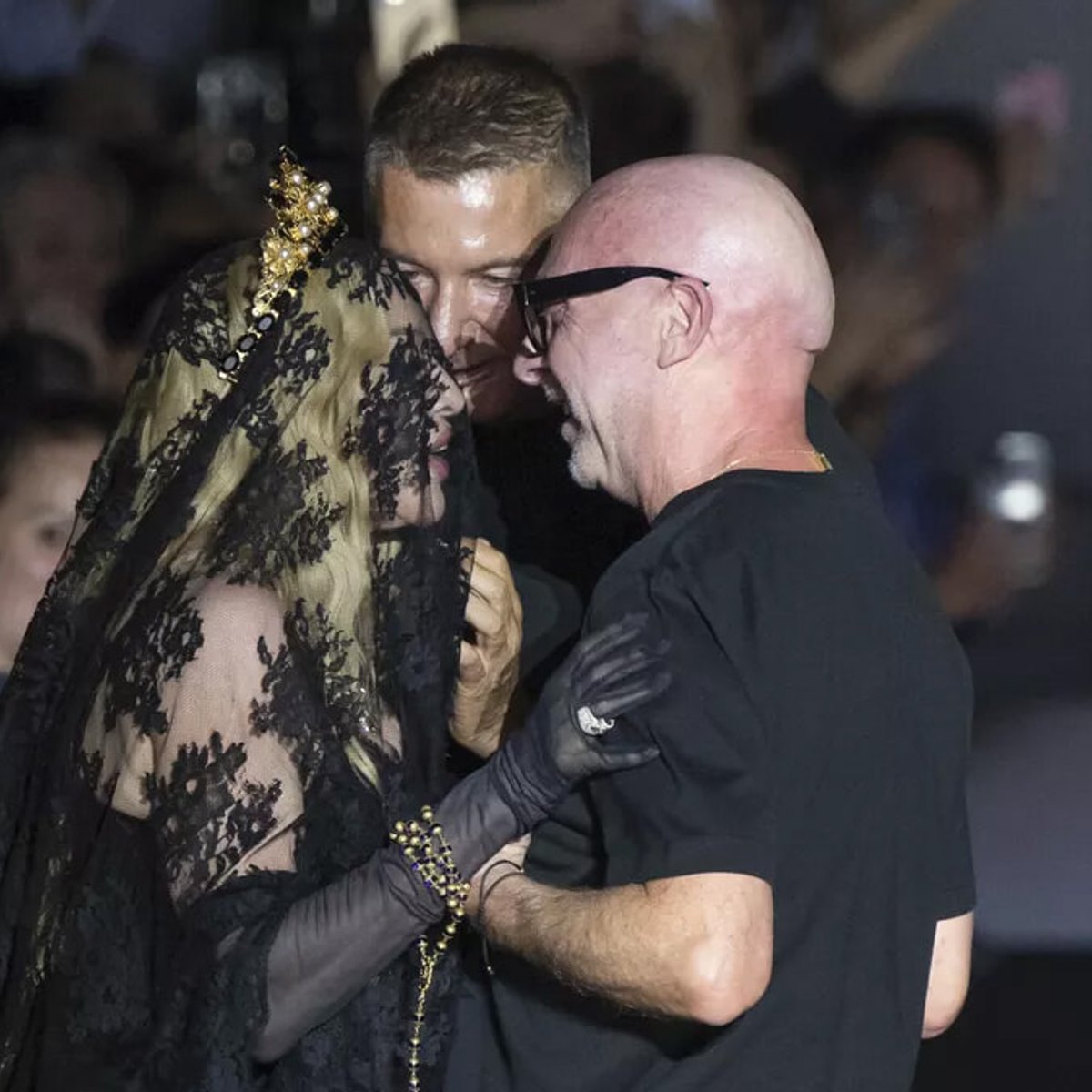 ポップの女王マドンナ、ドルチェ＆ガッバーナのファッションショーで公の場に復帰！