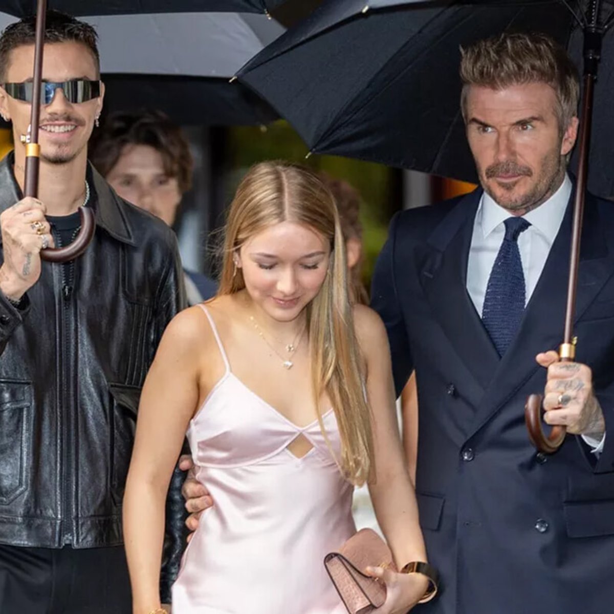 ベッカム家の末娘、13歳のハーパーが母ヴィクトリアのファッションショーに出席。