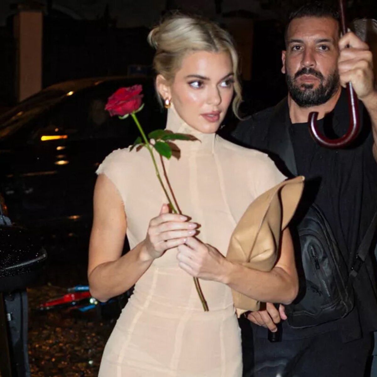 ケンダル・ジェンナー、ファッションショーで纏ったコルセット姿に批判が集まる。