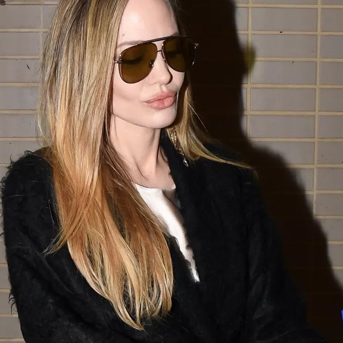 アンジェリーナ・ジョリー、無表情でサイン……ファンから泥沼裁判中のブラピのポスターを渡される！