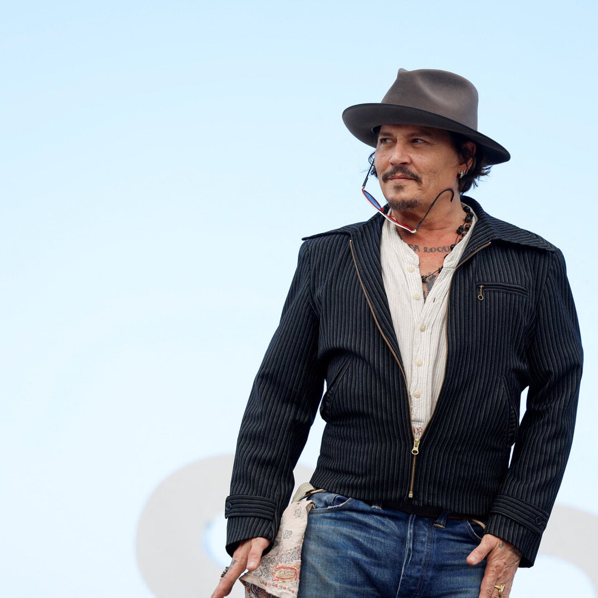 61歳のジョニー・デップ、ジャック・スパロウの衣装を纏い病院の子どもたちをサプライズ訪問！