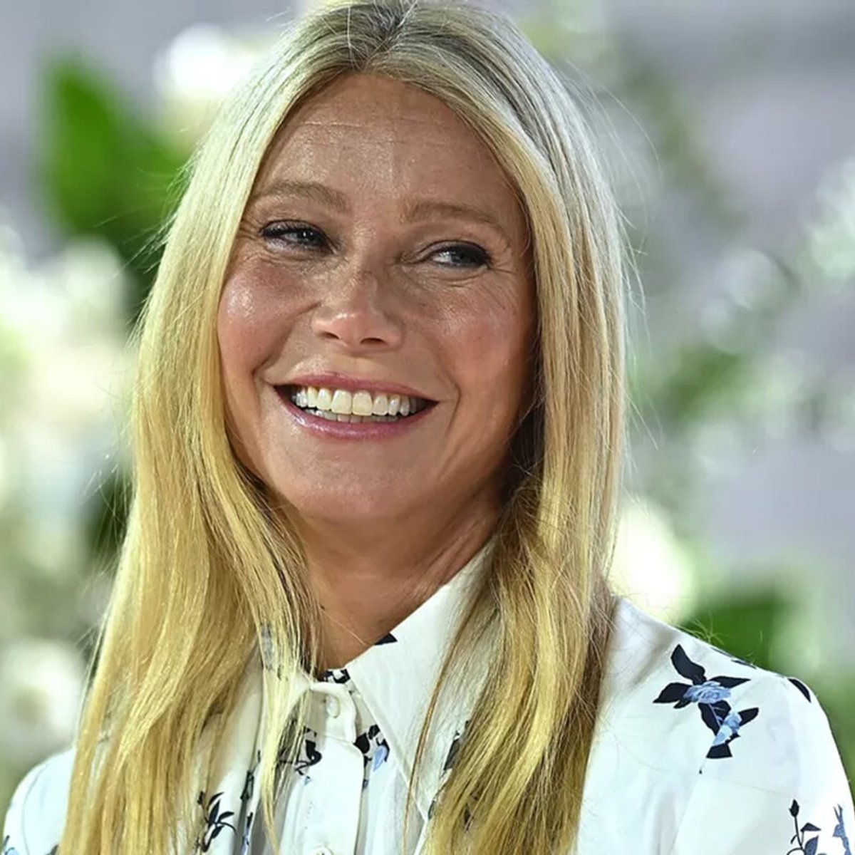 グウィネス・パルトロウ、パリで夫とともに52歳の誕生日を祝う。