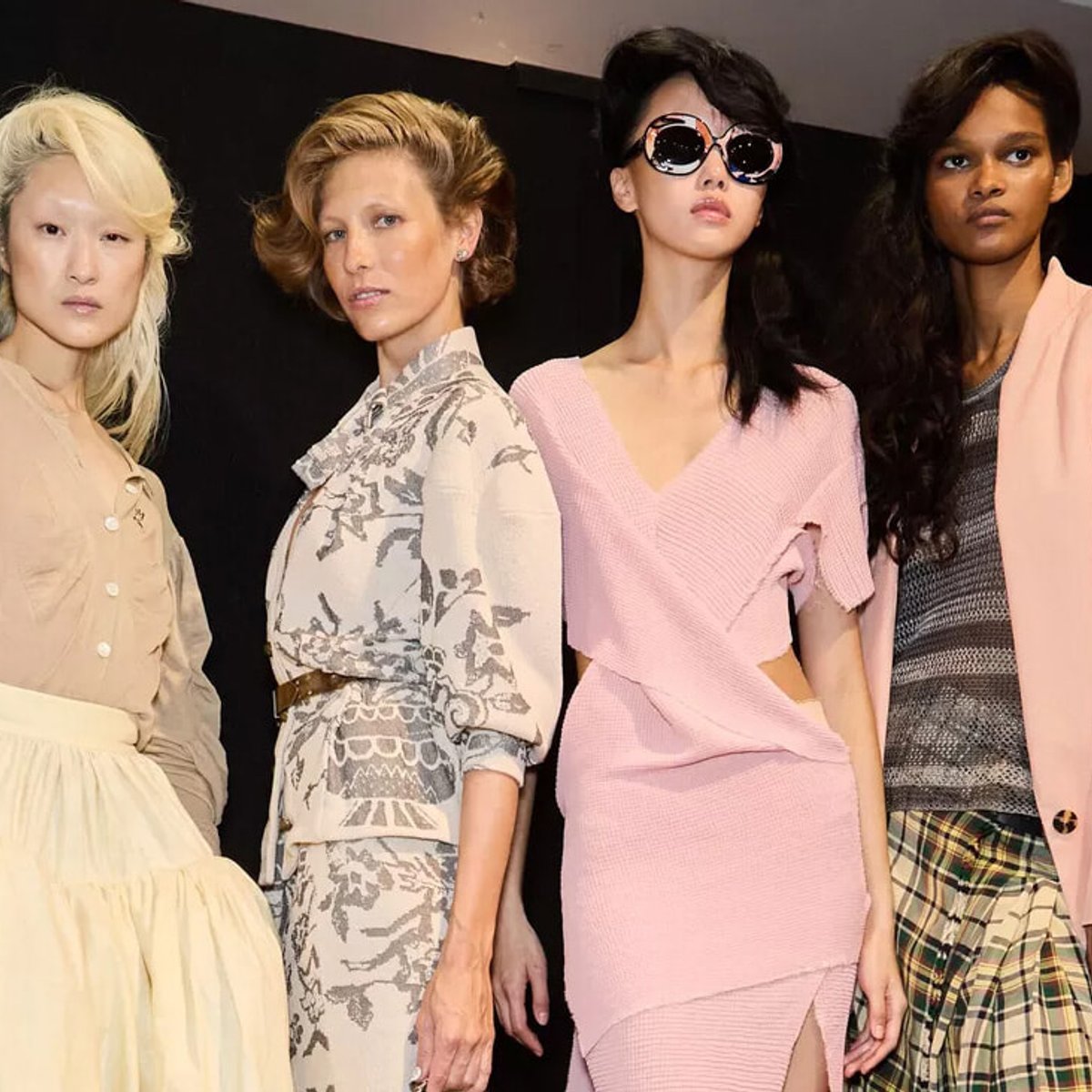 ヴィヴィアン・ウェストウッドのショー、80年代のダイアナ妃に敬意を捧げるボリューミーな髪型に注目。