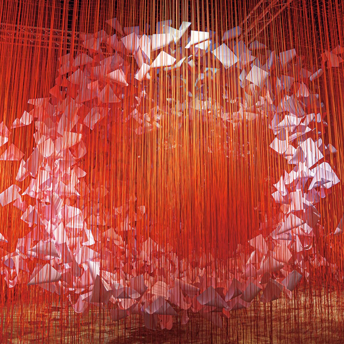 塩田千春、つながりを紡ぐ。出身地の大阪で16年ぶり大規模個展を開催中。