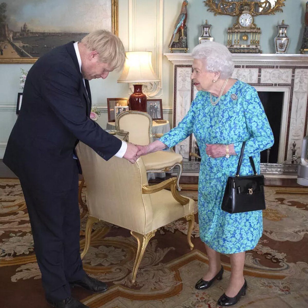 エリザベス女王、晩年に「骨がん」に罹患していた？ ジョンソン元首相の回想録で明らかに。