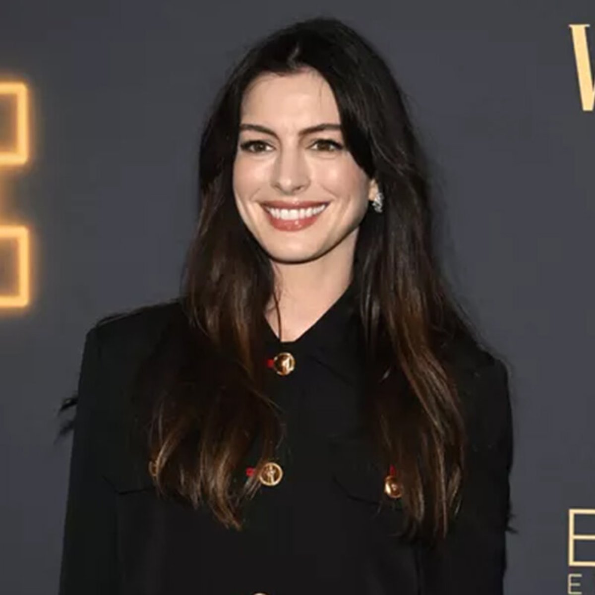 アン・ハサウェイ、『Somebody to Love』を歌いカマラ・ハリスの支持を表明！