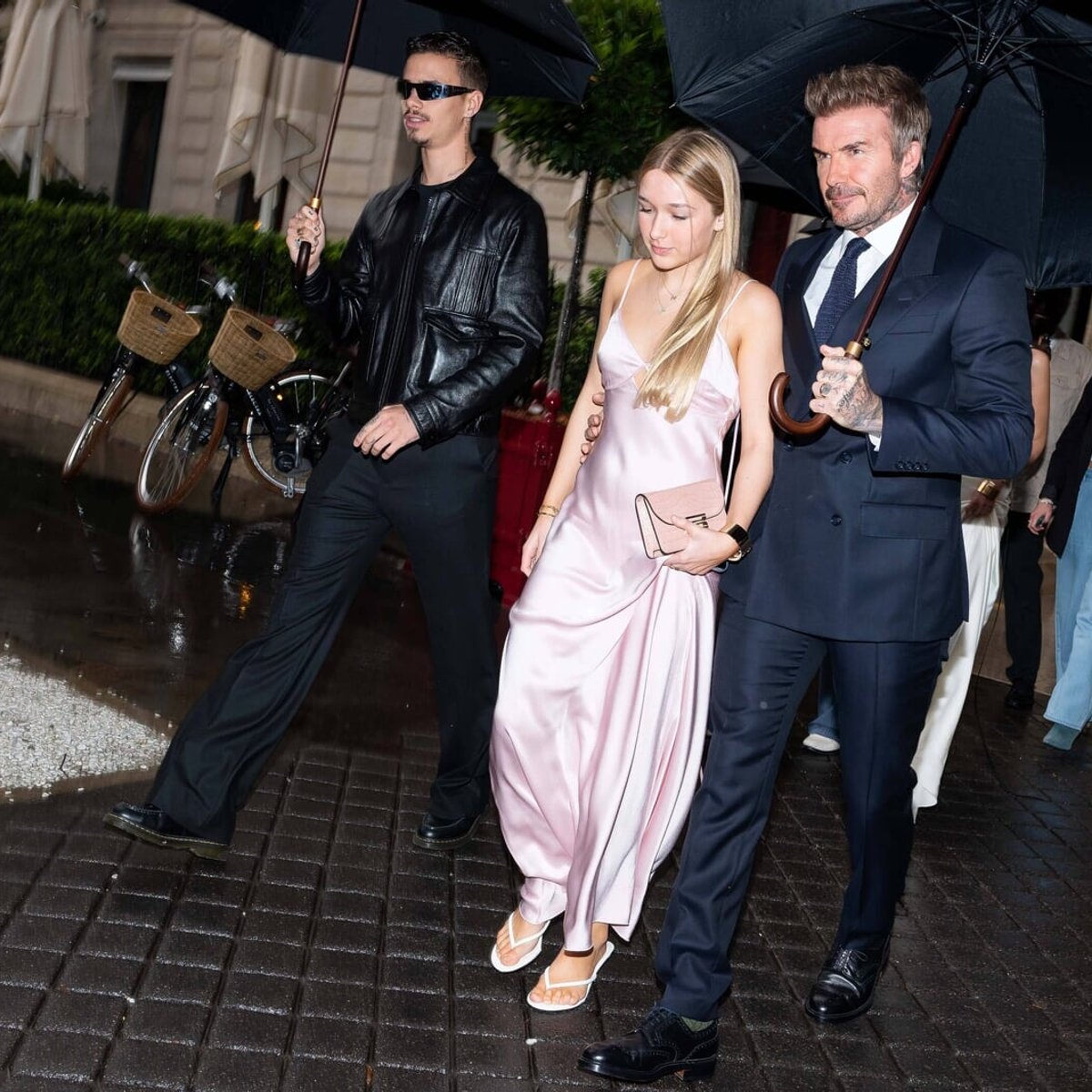 ベッカム家の末娘ハーパー、タイトドレスで登場し話題に！