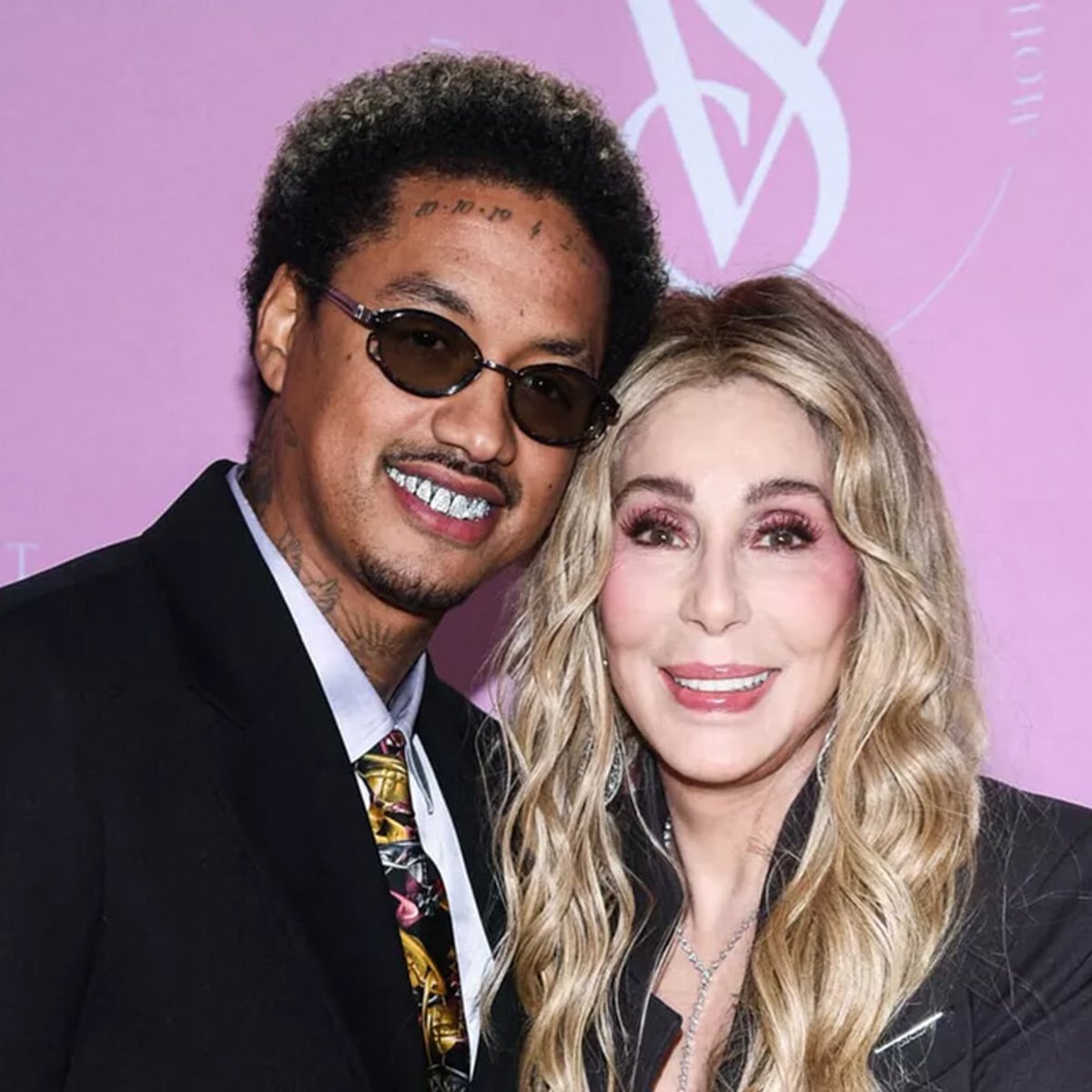 78歳のシェール、40歳年下の恋人とヴィクトリアズ・シークレットのフォトコールでキス！