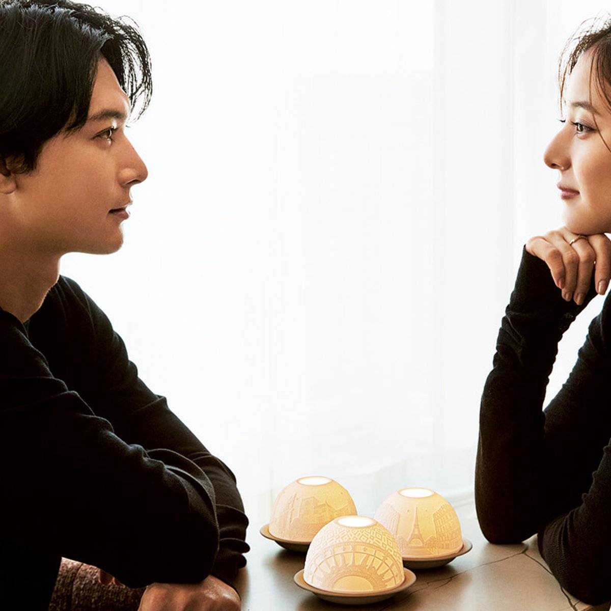 新木優子と吉沢亮のホリデーは、ディオールの温かな香りに包まれて。