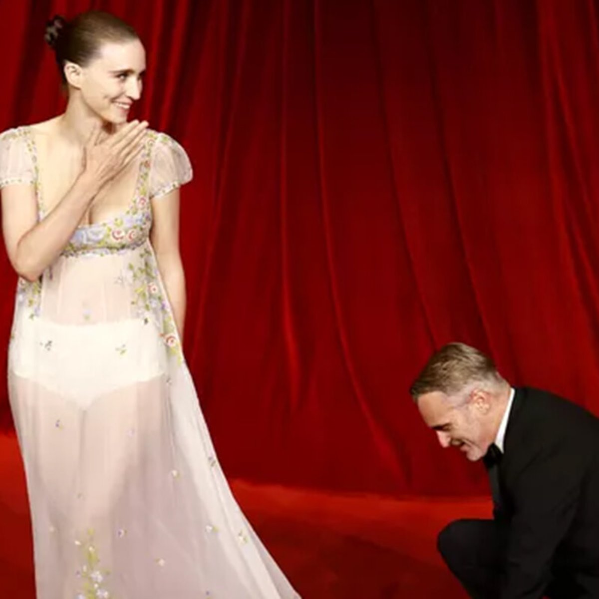 ホアキン・フェニックス、レッドカーペットでパートナーのルーニー・マーラのドレスを整える！