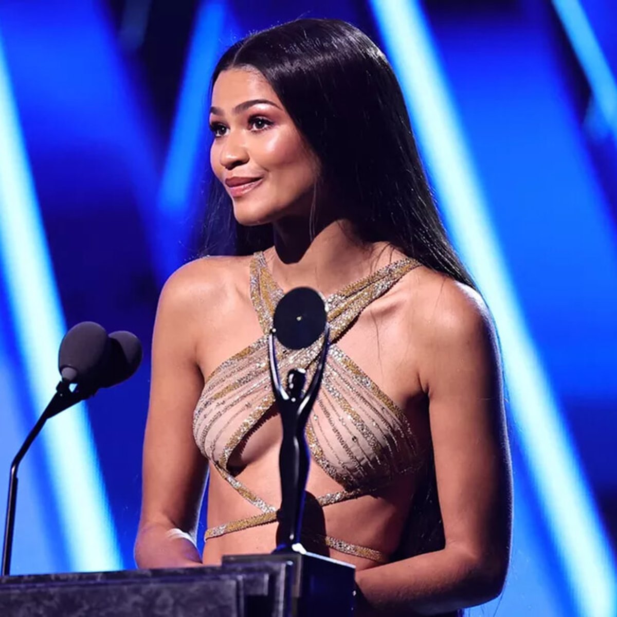 「ロックの殿堂」に登壇したゼンデイヤ、ドレス姿が話題になった理由は？