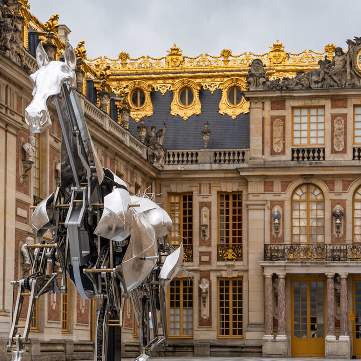 馬のゼウスを前に、ヴェルサイユ宮殿でパリ・オリンピックの余韻に浸る。