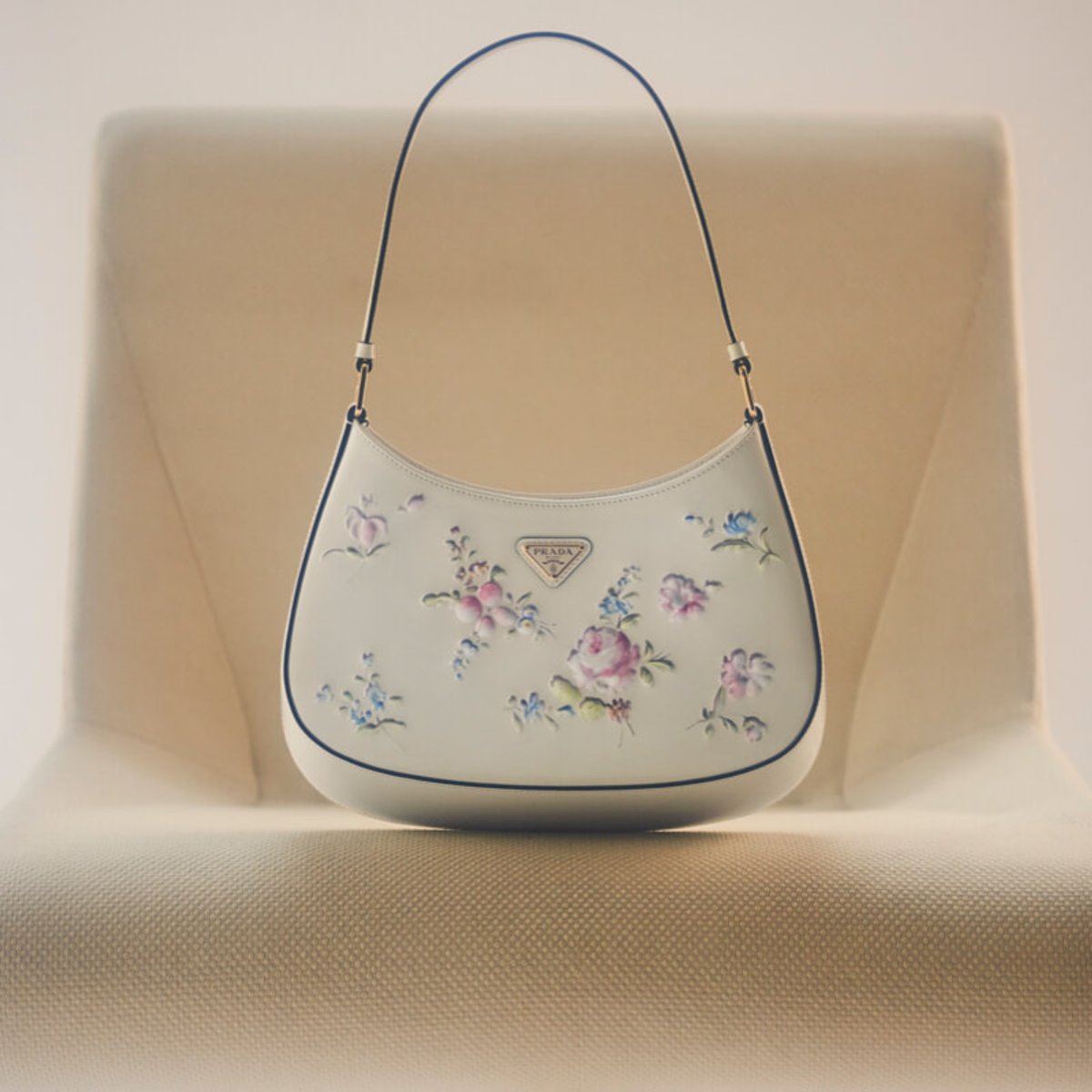 意志のある女性のためのロマンティック。フラワーバッグを新しい相棒に。