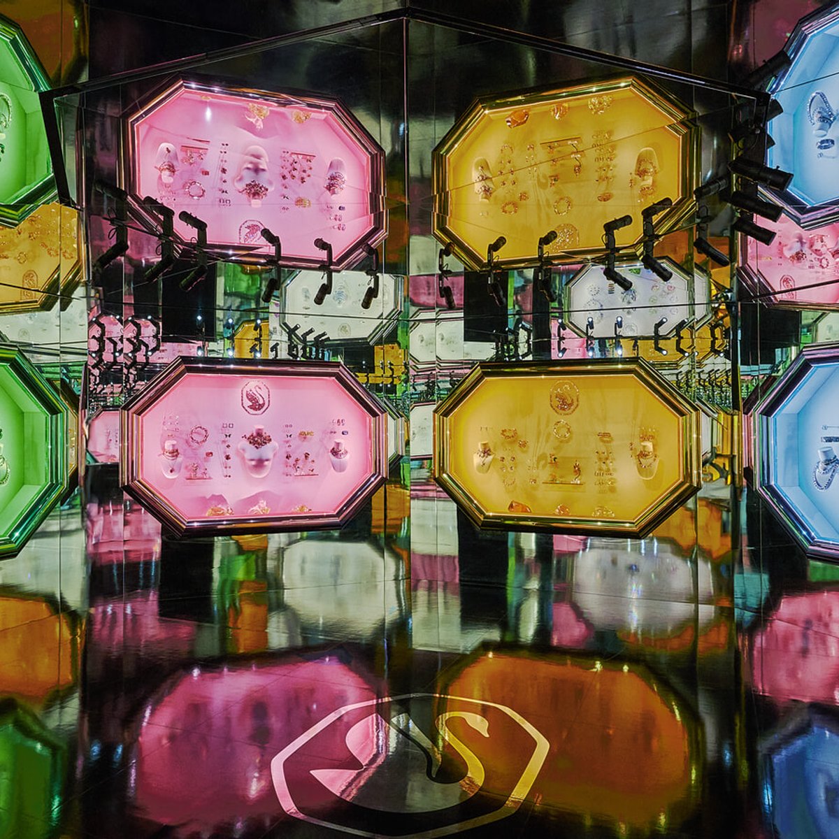 ソウルが煌めく夜、スワロフスキーの展覧会「MASTERS OF LIGHT: FROM VIENNA TO SEOUL」にキム・チェウォンらが来場。